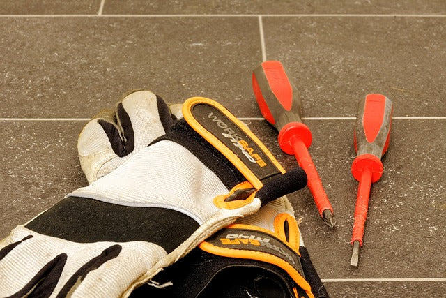 Schutzhandschuhe richtig auswählen – Normen, Schutzklassen und Einsatzbereiche